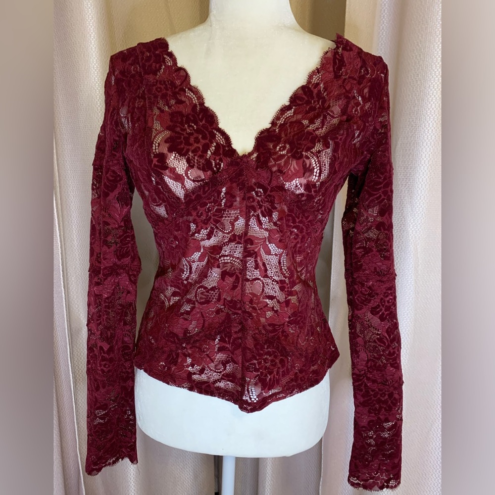 Beautiful Guess brand all lace blouse 🖤